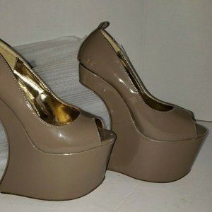 Mona Mia Taupe 7" Heel-Less Wedge  sz 5 Gravity